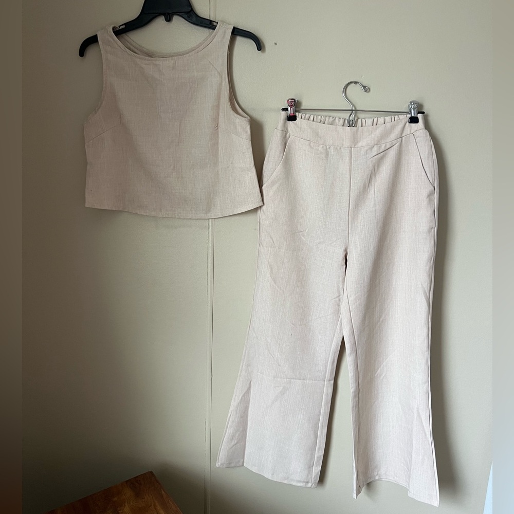 SHEIN JUMPSUIT
Size: S
Cream color w/brown buttons.